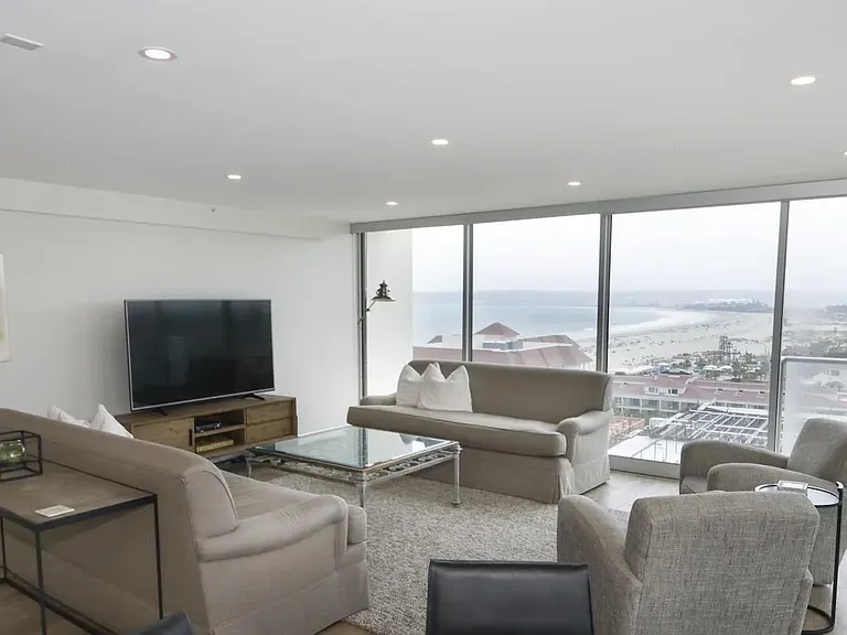 1710 Avenida Del Mundo #1008 — Photo 3