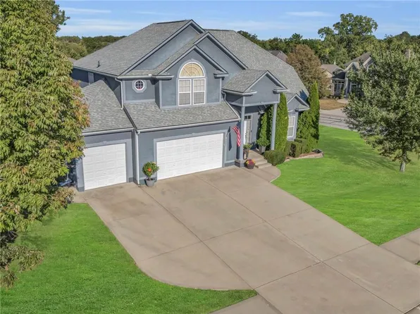 401 NE Woodpark Ln, Lees Summit, MO 64086