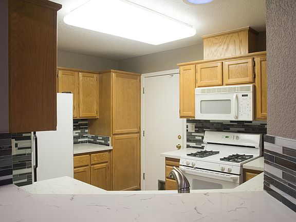 3rd image of 9571 Lakewind Ln