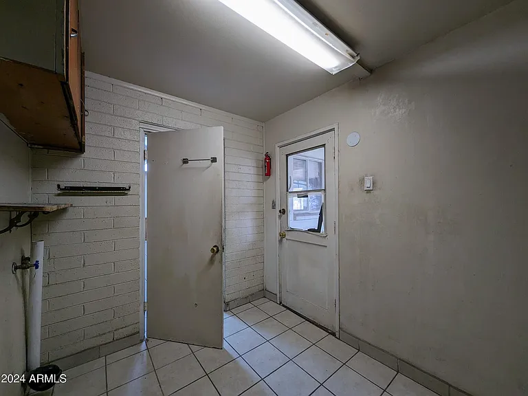 6036 N 31st Dr — Photo 19