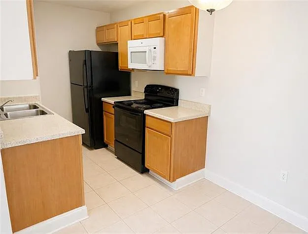 2 bed, 2.0 bath, 900 sqft, $1,050 — Photo 3