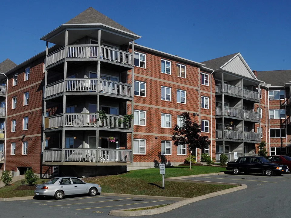 76 Fairfax Dr