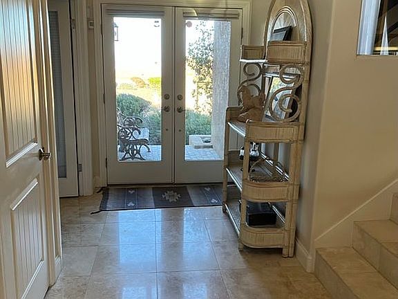 OpenEntry w/ vaulted ceiling