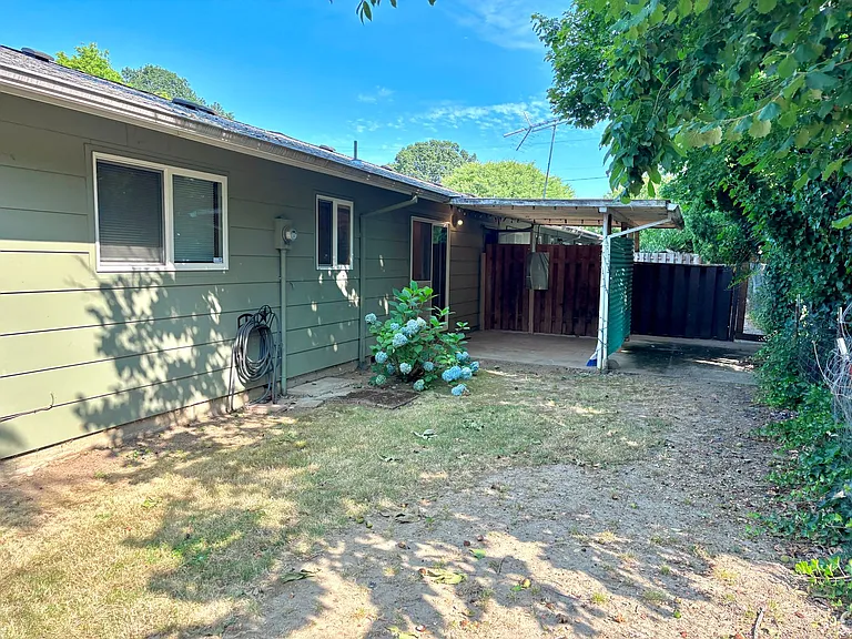 300 Lincoln St — Photo 36