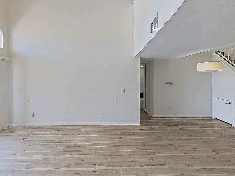 5550 Owensmouth Ave #310 — Photo 3