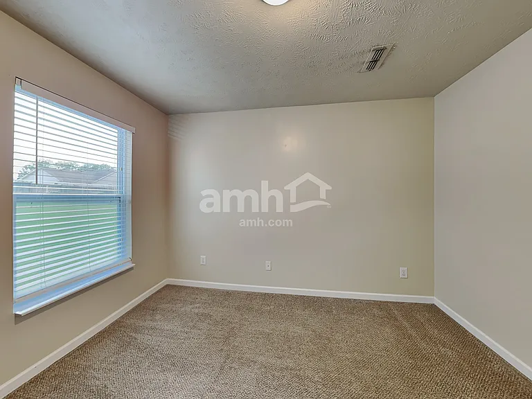 2104 Erin Ln — Photo 11