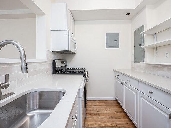 5th image of 140 Woodside Ave #1