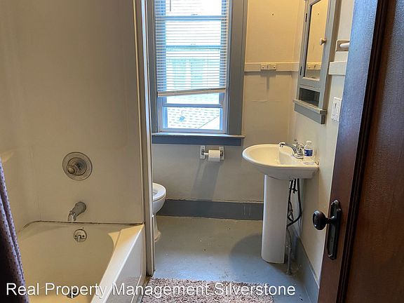 5th image of 431 University Dr Unit 2