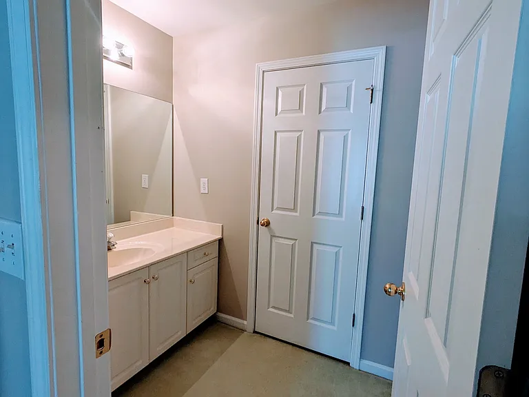 Upstairs Full Bathroom