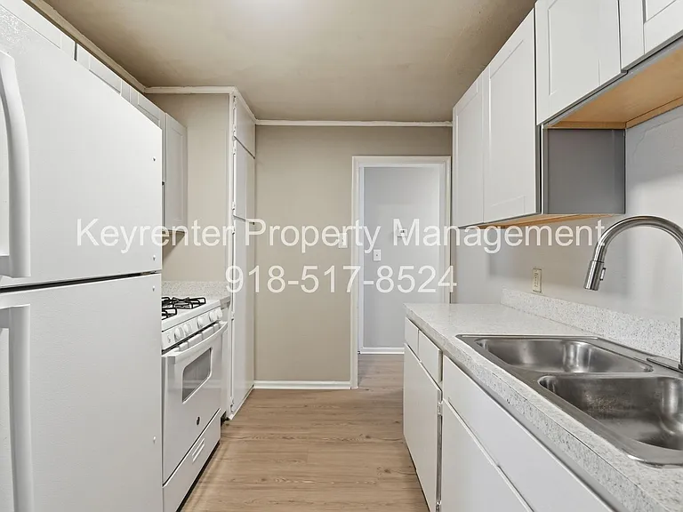 1514 E 49th St — Photo 10