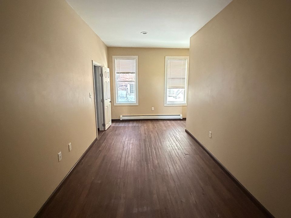 1st image of 128 Glen St Unit 1