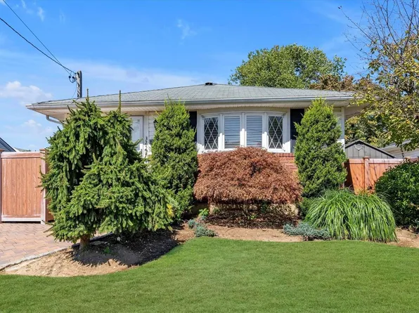 325 N Michigan Avenue, Massapequa, NY 11758