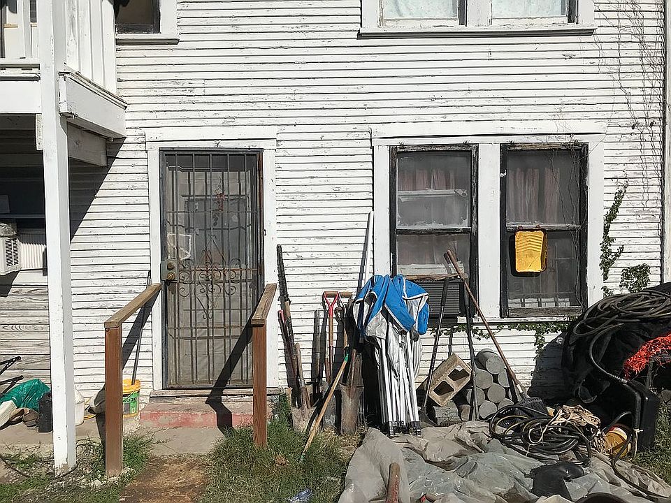 2nd image of 208 N Calaveras