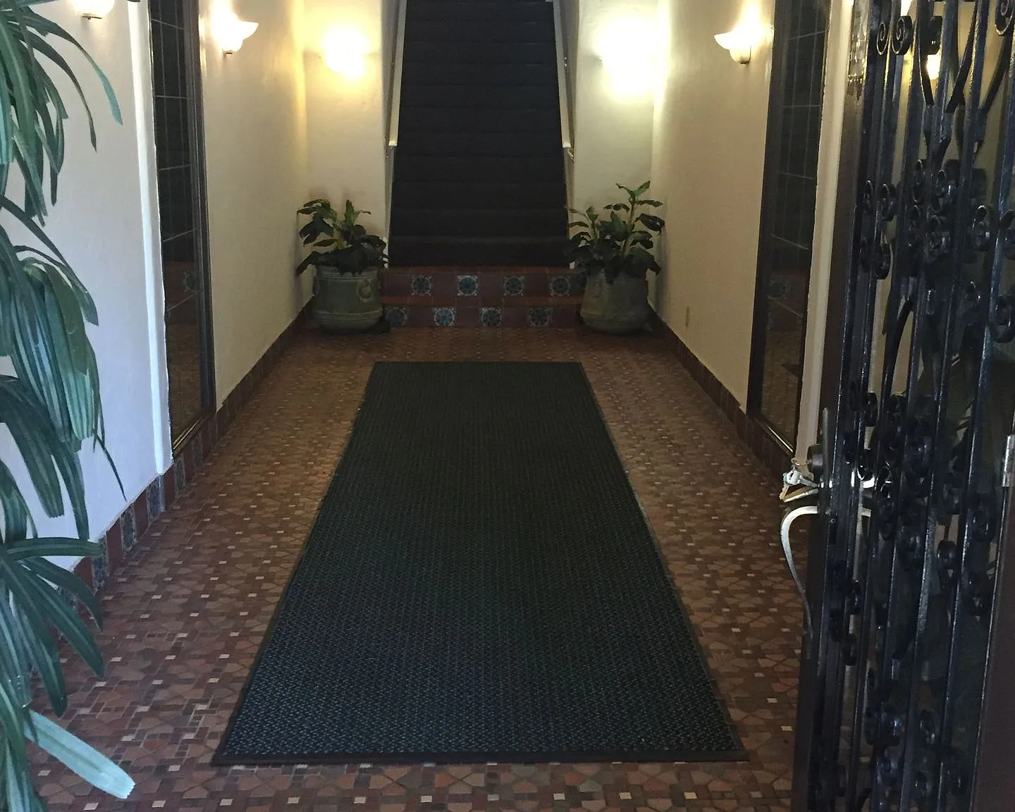 Historic Mediterranean Building in Great Location — Photo 3