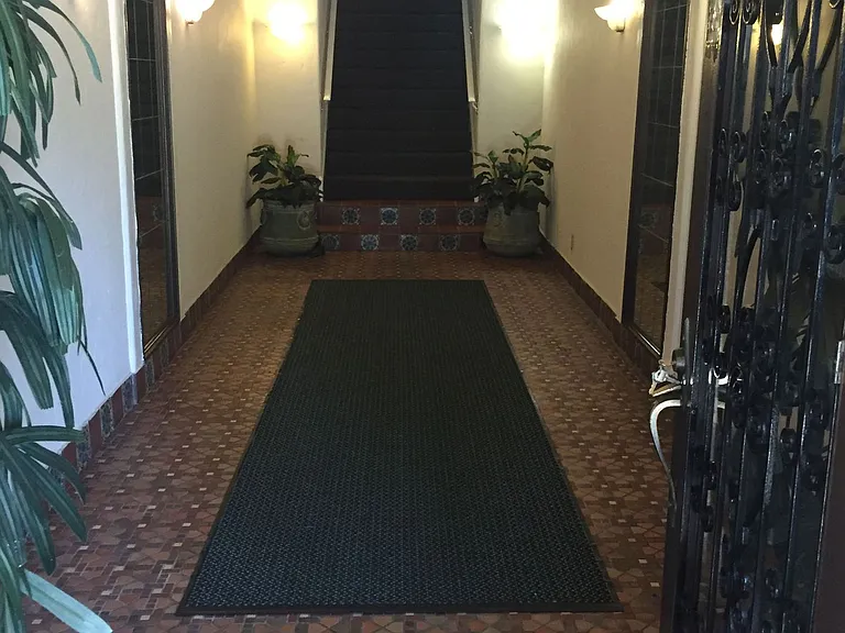 Historic Mediterranean Building in Great Location — Photo 3