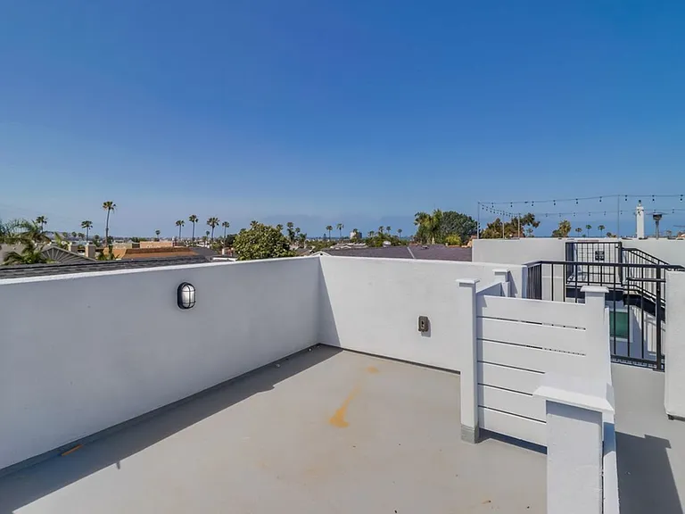 Welcome Surf House Villas E, a newly renovated luxury apartment community in the heart of Pacific... — Photo 17