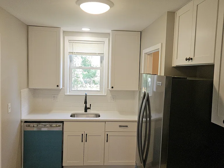 551 E Webster Ave — Photo 3