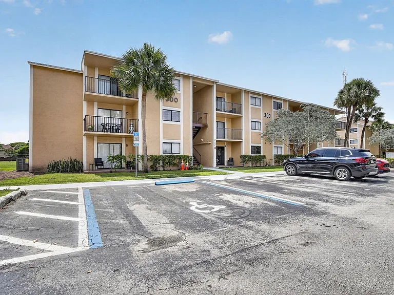 300 Palm Cir W #305 — Photo 41