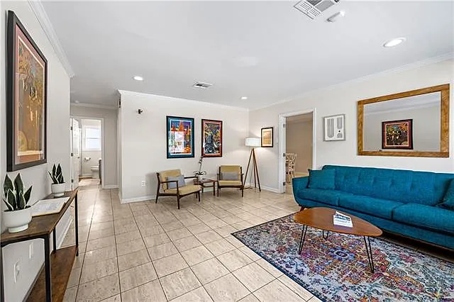 6355 Fleur De Lis Dr — Photo 2