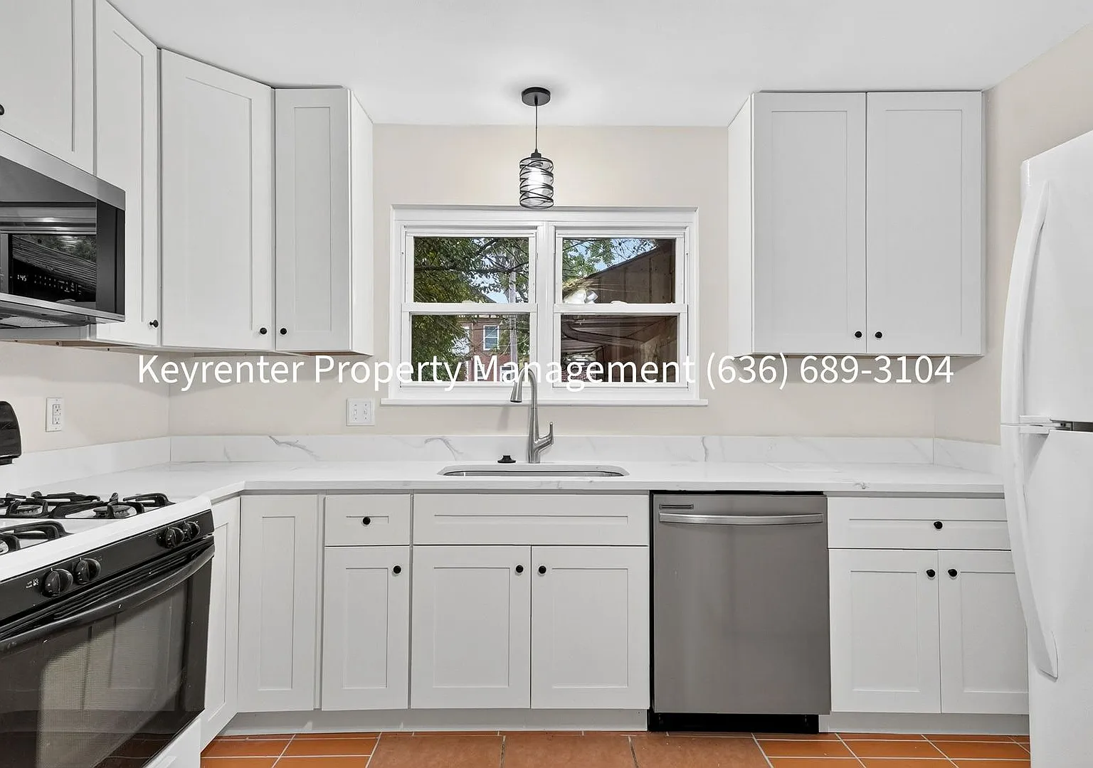 Charming 2-Bedroom Home Near WashU & The Delmar Loop! — Photo 2