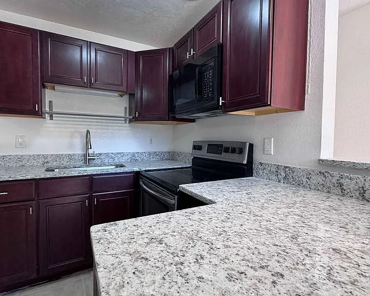 1125 Emerald Dr — Photo 3
