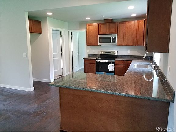 Granite, laminate floors, stainless steel apps.