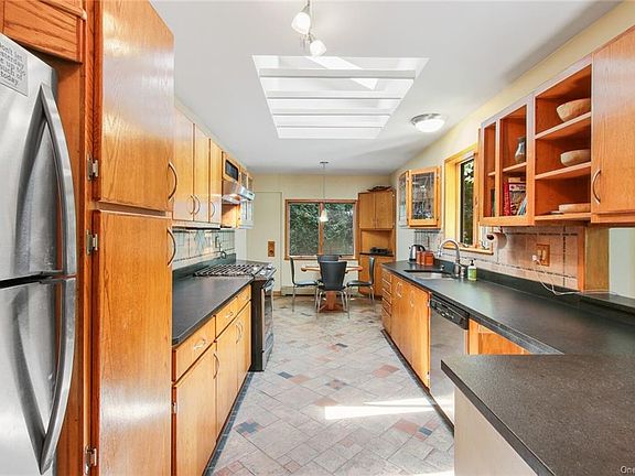 5th image of 95A Tuckahoe Ave
