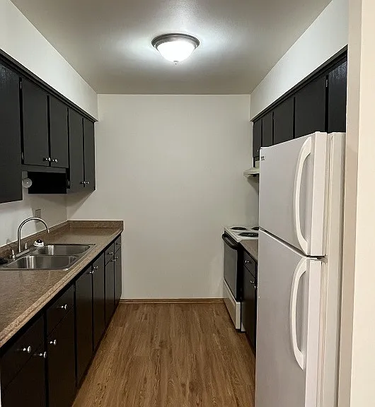 2 Bedroom 1.5 Bathroom (D) Kitchen