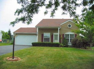 1043 Concord Dr, Island Lake, IL 60042