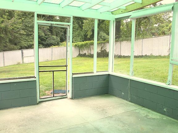 Enclosed Porch off of basement