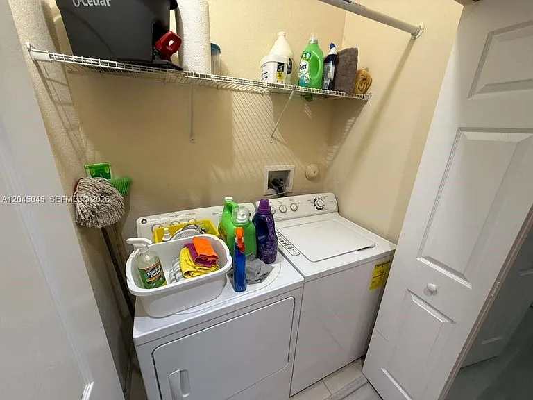 9572 SW 169th Pl #MAIN HOUSE — Photo 8