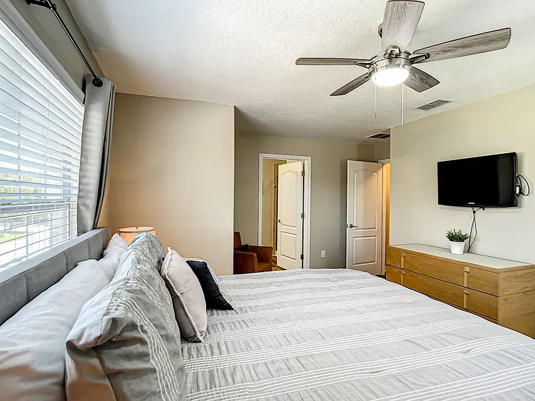 Beach Palm Ave — Photo 27