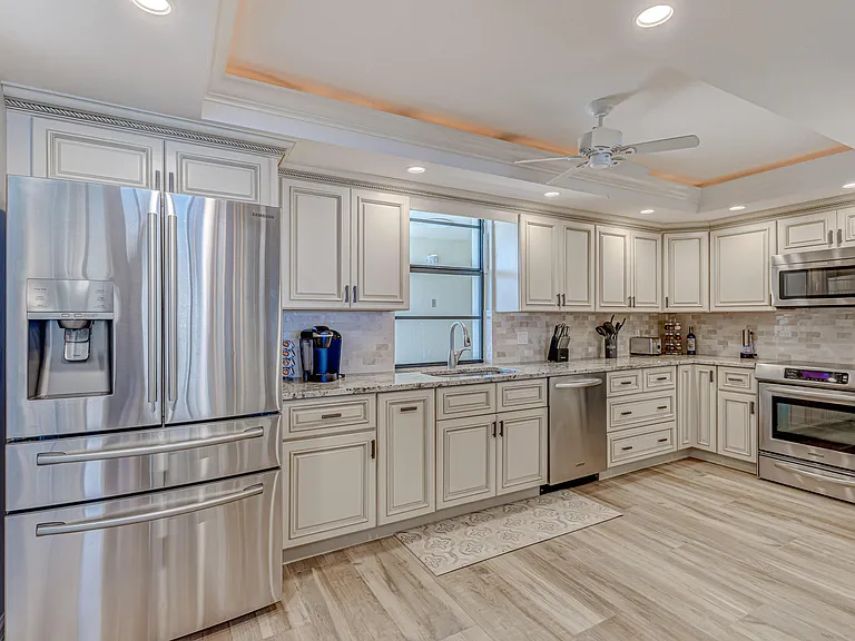 400 Beach Rd #702 — Photo 6