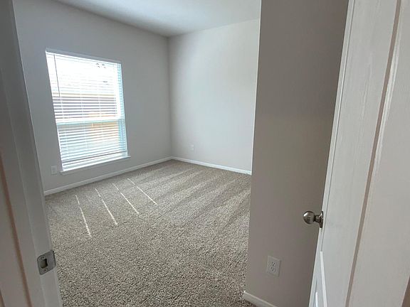 5th image of 525 Oxford Ln