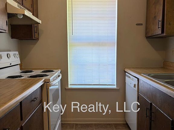 3rd image of 2519 Llewellyn Dr #A