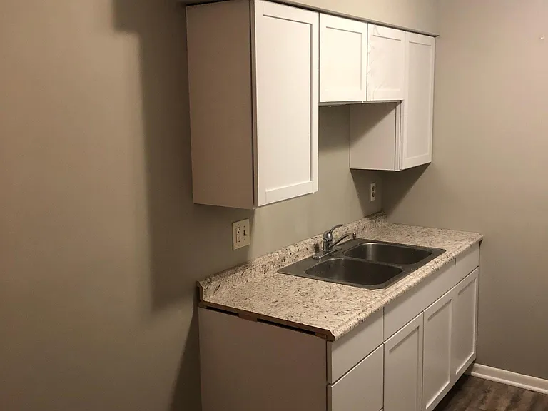 1001 W North St #8 — Photo 2