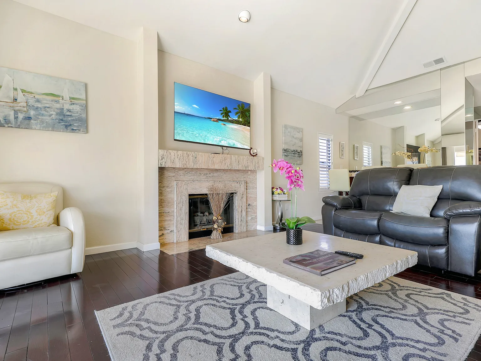 3 bed, 1888 sqft, $4,950 — Photo 3