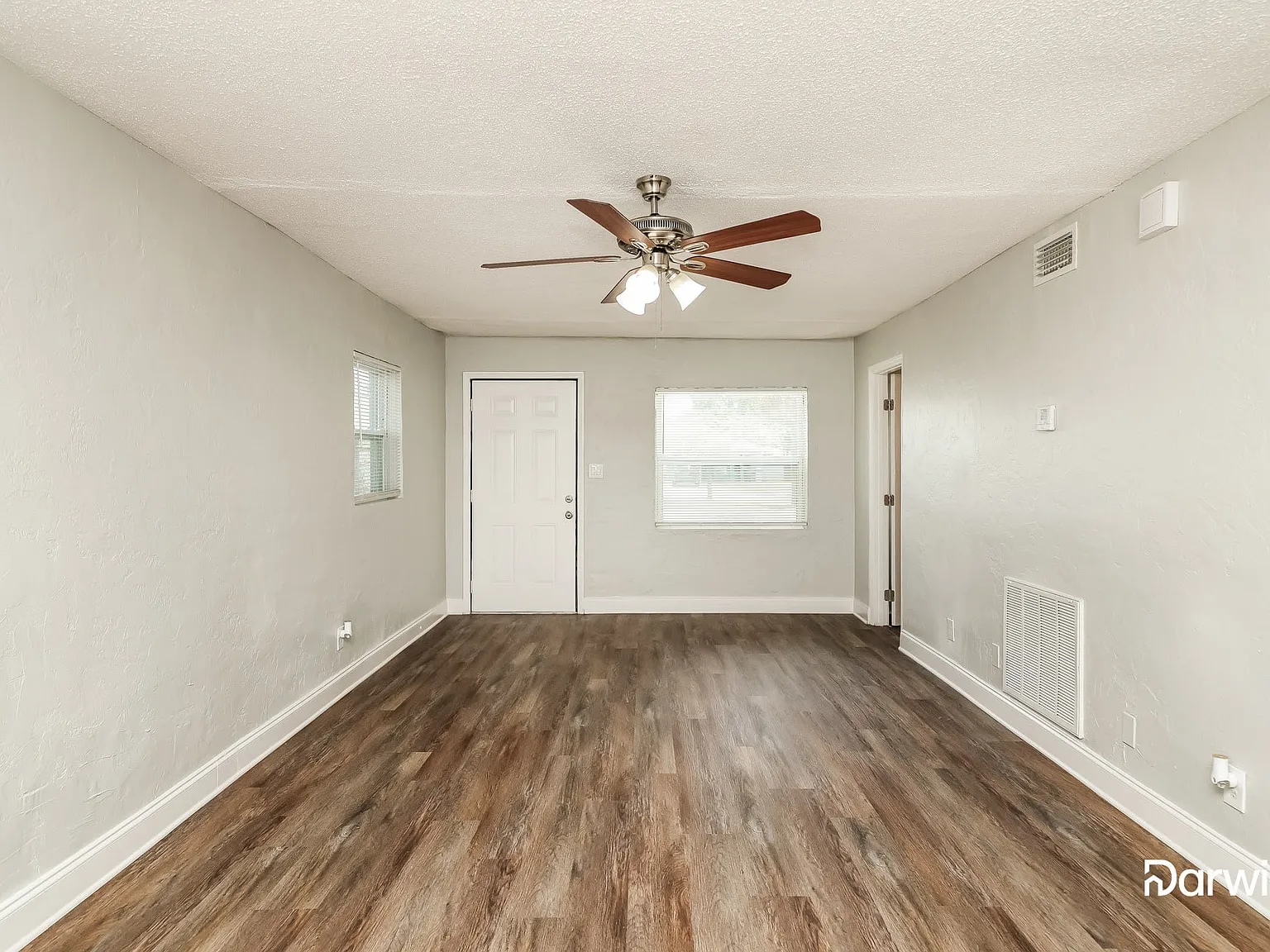 5 bed, 2.0 bath, 1776 sqft, $2,545 — Photo 3
