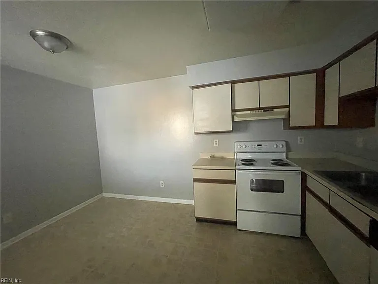 614 Waters Dr — Photo 10