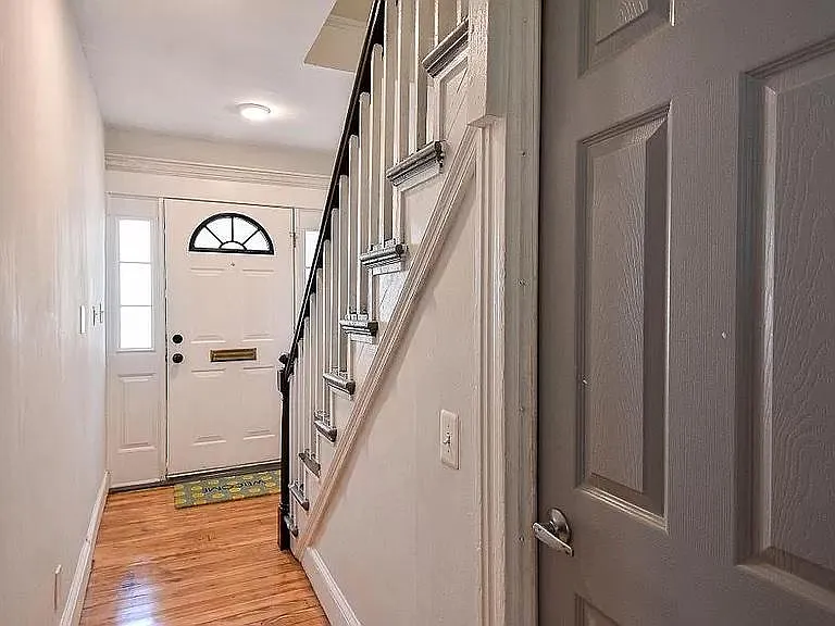 2 bed, 1000 sqft, $2,300 — Photo 2