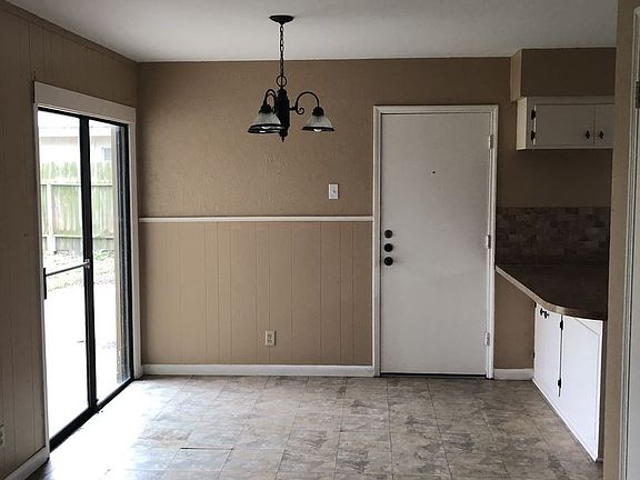 5th image of 1009 Dolphin Pl