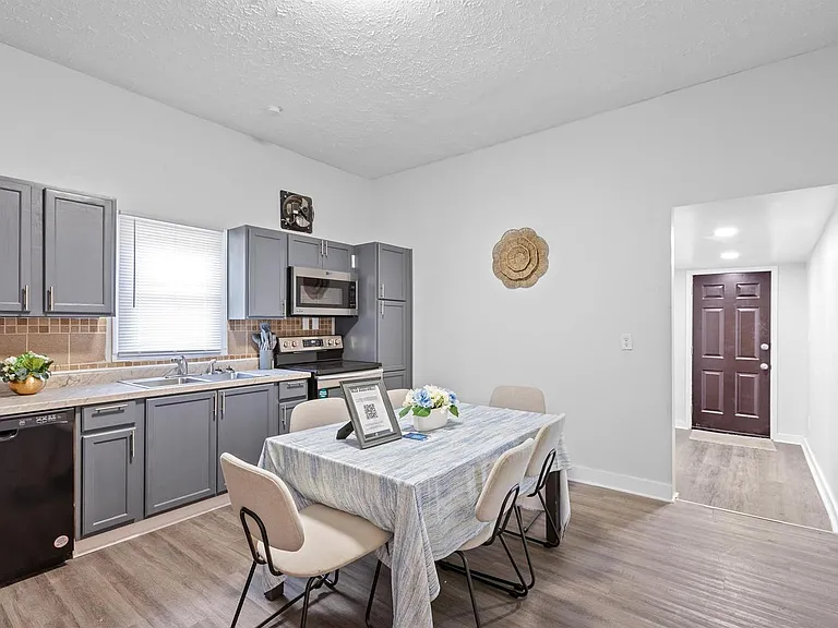 1043 N Holmes Ave — Photo 15