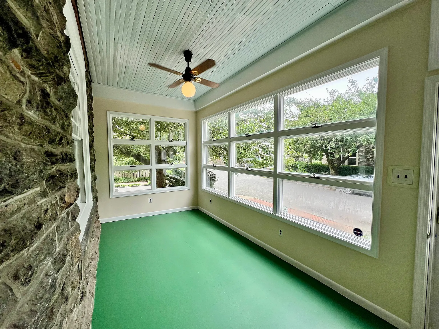 5 bed, 2.5 bath, 2370 sqft, $3,200 — Photo 2