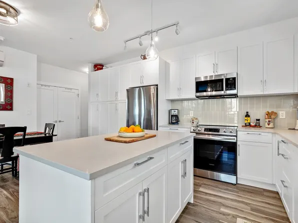 20356 72b Ave #110, Langley, BC V2Y 4J9