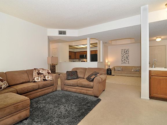 3rd image of 5420 Sylmar Ave APT 203