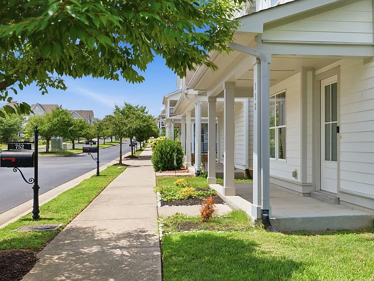 752 Cottage Park Dr — Photo 3