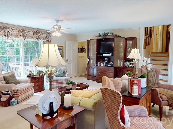 5th image of 1112 Martha Dr