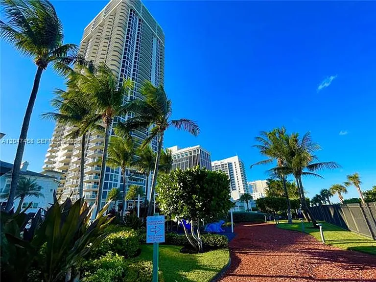 4775 Collins Avenue Cu #2305 — Photo 24