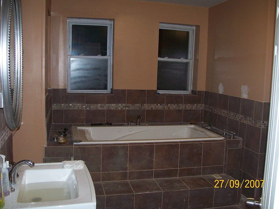 Bathroom 6th ft whirlpool w jets