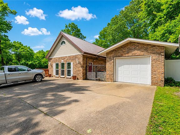 3rd image of 185 Glenwood Cir